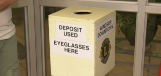 Illustration de l'article : Une caméra filme une femme en train d'abandonner un chaton dans une boîte à dons : une enquête est ouverte