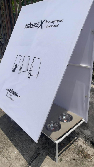 Illustration de l'article : Ils construisent des abris à partir de panneaux d'affichage inutilisés pour protéger les chiens errants