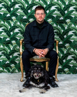 Illustration de l'article : L'amour entre un chien et son maître immortalisé à travers une série de portraits atypiques