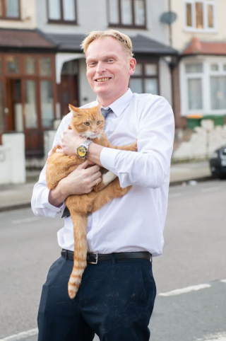 Illustration de l'article : Son chat rentre à la maison sans le traceur GPS : il se lance à la poursuite du voleur qui vit dans les égouts !