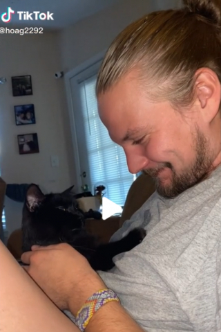 Illustration de l'article : Pour combler l'absence de son humain préféré, ce chat adore écouter sa voix ! (Vidéo)