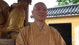 Illustration de l'article : Découvrez l'histoire de ce moine bouddhiste qui a dédié près de 30 ans de sa vie au sauvetage des chiens et chats errants