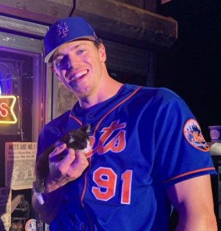 Illustration de l'article : Un joueur de baseball sauve un chaton caché dans sa voiture et lui ouvre la porte de son coeur