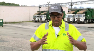 Illustration de l'article : Abandonnée dans une benne à ordures, cette chienne en état de détresse reçoit l'aide inespérée d'un éboueur