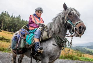 Illustration de l'article : Cette mamie de 80 ans réalise, chaque année, un périple de 1000 kilomètres à cheval avec son chien handicapé