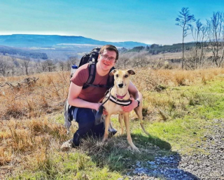 Illustration de l'article : Un Lévrier au passé douloureux redonne de l'espoir aux enfants en difficulté en tant que chien de thérapie