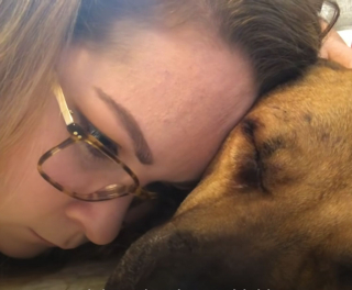 Illustration de l'article : Après des années de souffrance et de privation, ce chien découvre le bonheur grâce à un chat