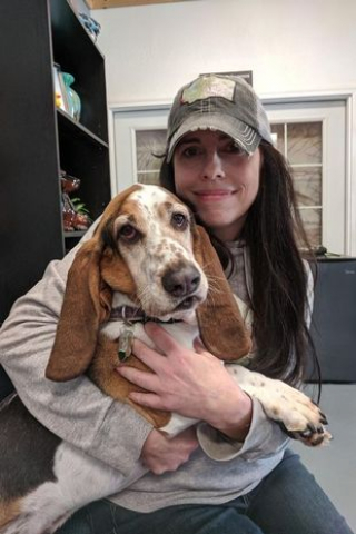 Illustration de l'article : Une femme endeuillée fait appel aux internautes pour trouver quelqu’un qui voudra bien lui laisser câliner son chien