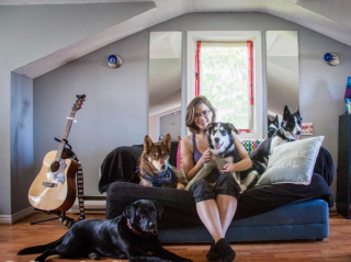 Illustration de l'article : Pour soigner sa santé mentale, cette femme est devenue promeneuse de chiens et ne changerait cela pour rien au monde