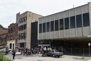 Illustration de l'article : Elle perd son chien âgé de 15 ans, mais une célébrité le retrouve sur le tournage d’un film !