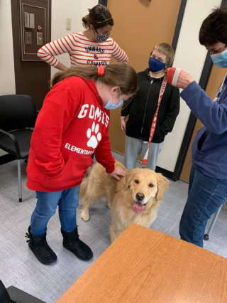 Illustration de l'article : Des &eacute;coliers souhaitent dire au revoir &agrave; leur chienne de th&eacute;rapie avant d&rsquo;int&eacute;grer le coll&egrave;ge