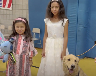 Illustration de l'article : Des &eacute;coliers souhaitent dire au revoir &agrave; leur chienne de th&eacute;rapie avant d&rsquo;int&eacute;grer le coll&egrave;ge