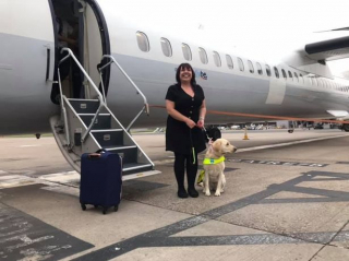 Illustration de l'article : Après avoir progressivement perdu la vue et la joie de vivre, une femme retrouve le bonheur grâce à son chien guide