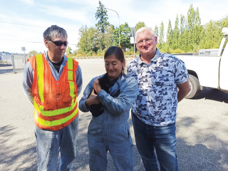 Illustration de l'article : Un chaton, tombé du haut d’un pont, vient rendre visite à ses sauveteurs un mois plus tard