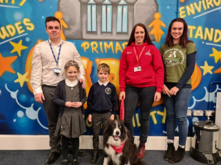 Illustration de l'article : Un chien de thérapie assiste les élèves d’une école primaire dans leur apprentissage de la lecture