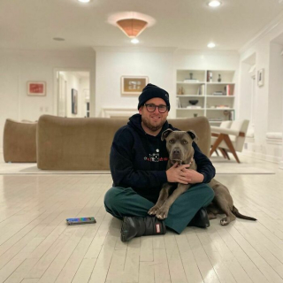 Illustration de l'article : 19 photos de vedettes qui affichent leur amour pour leurs chiens au grand jour