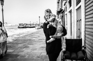 Illustration de l'article : 20 photos en noir et blanc et pleines de tendresse de chats vénitiens avec leurs propriétaires