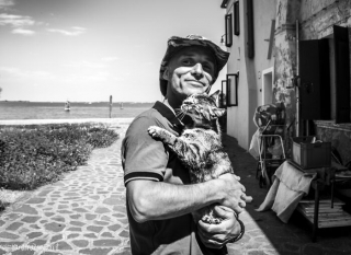 Illustration de l'article : 20 photos en noir et blanc et pleines de tendresse de chats vénitiens avec leurs propriétaires