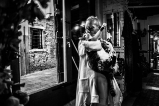 Illustration de l'article : 20 photos en noir et blanc et pleines de tendresse de chats vénitiens avec leurs propriétaires