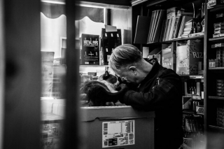 Illustration de l'article : 20 photos en noir et blanc et pleines de tendresse de chats vénitiens avec leurs propriétaires