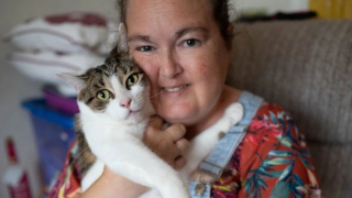 Illustration de l'article : Une femme s’apprête à faire une crise cardiaque, mais son chat va lui sauver la vie
