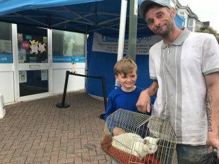 Illustration de l'article : Les retrouvailles inespérées entre une famille et leur chat, prisonnier des flammes, débordent d’émotion