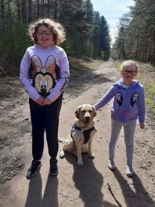 Illustration de l'article : Une jeune fille autiste se métamorphose grâce à l’amour de sa chienne