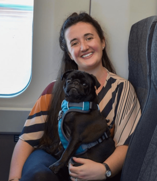 Illustration de l'article : Un couple voyage avec son chien à l’étranger et se voit proposer un rapatriement à cause de la Covid-19, mais sans leur animal