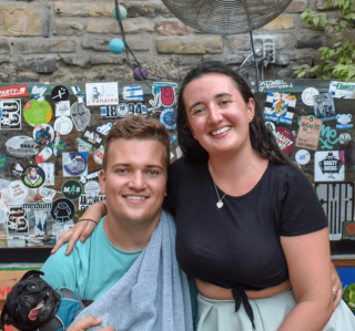 Illustration de l'article : Un couple voyage avec son chien à l’étranger et se voit proposer un rapatriement à cause de la Covid-19, mais sans leur animal