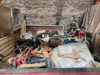 Illustration de l'article : Une femme part en vacances et laisse ses 3 chiens et 2 chats dans des conditions plus qu’insalubres