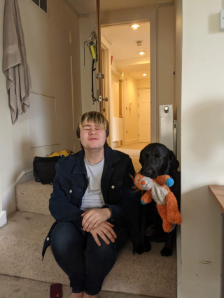 Illustration de l'article : Un restaurant refuse l’entrée à un jeune homme aveugle et son chien-guide