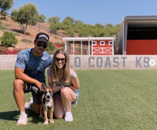 Illustration de l'article : Un grand nom du cinéma tombe totalement amoureux d’un pauvre chiot abandonné