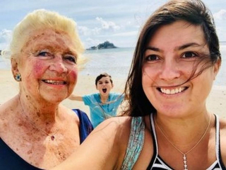 Illustration de l'article : Une grand-mère, jugée trop vieille, est dévastée lorsqu’on lui refuse l’adoption d’un chien