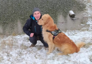 Illustration de l'article : Un Jack Russell Terrier vient en aide à un Golden Retriever pris au piège depuis 32 jours