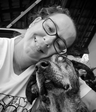 Illustration de l'article : Un chien âgé, malade et au lourd passé reste 10 ans dans un refuge avant de rencontrer celle qui changera sa vie (vidéo)