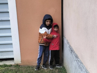 Illustration de l'article : Un chat se retrouve coincé dans un espace incroyablement étroit et appelle au secours