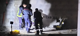 Illustration de l'article : Un chat se retrouve coincé dans un espace incroyablement étroit et appelle au secours