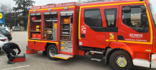 Illustration de l'article : Un chat se retrouve coincé dans un espace incroyablement étroit et appelle au secours