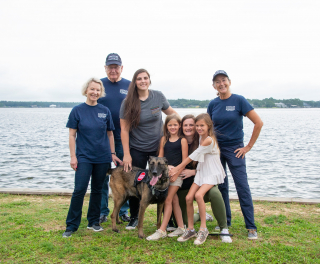 Illustration de l'article : Blessée à la patte, une chienne de guerre prend sa retraite bien méritée (vidéo)