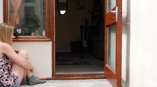 Illustration de l'article : Vid&eacute;o : Une femme entre dans un carton lors d'une partie de cache-cache avec son chien, et parvient enfin &agrave; le surprendre !