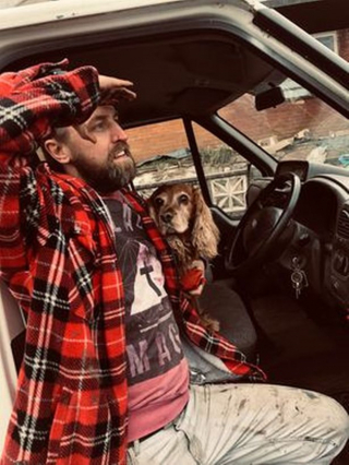 Illustration de l'article : Un homme rencontre un chien égaré au bord de la route et filme son trajet à ses côtés. La toile s’enflamme sur les réseaux sociaux