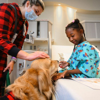 Illustration de l'article : 10 photos de chiens rendant visite aux enfants hospitalisés à Noël et qui font chaud au cœur