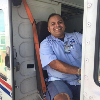 Illustration de l'article : Un facteur se lie d’amitié avec une chienne et réalise son dernier souhait après son décès