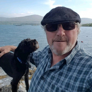 Illustration de l'article : Un promeneur sauve Bran, un chien terrier abandonné par des voleurs de voitures à 5 km du lieu du crime