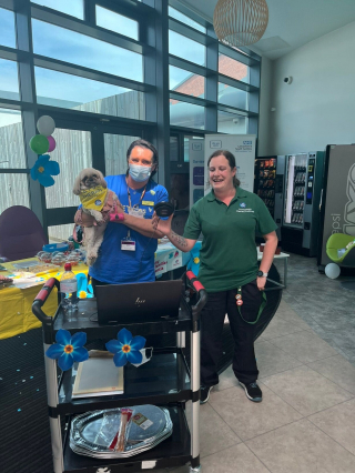 Illustration de l'article : Minnie, chienne de thérapie, se rend tous les mercredis dans une unité de soins psychiatriques pour aider les patients