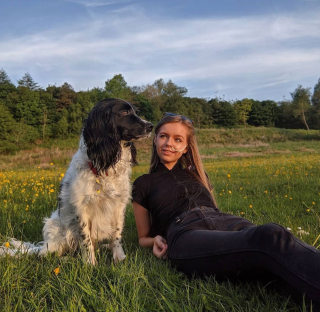 Illustration de l'article : Chloé a pris sa revanche sur la vie grâce à ses 2 chiens, qui l’aident également à briser les stéréotypes autour du handicap