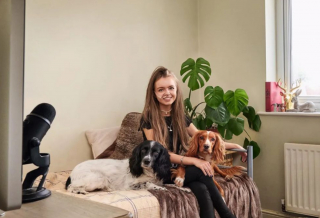 Illustration de l'article : Chloé a pris sa revanche sur la vie grâce à ses 2 chiens, qui l’aident également à briser les stéréotypes autour du handicap