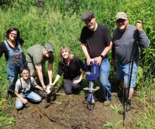 Illustration de l'article : Une chienne héroïque conduit sa maîtresse jusqu'à sa sœur, coincée entre deux rochers