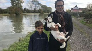 Illustration de l'article : Sur le point de se noyer dans un canal, ce chien fait une rencontre qui va changer sa vie