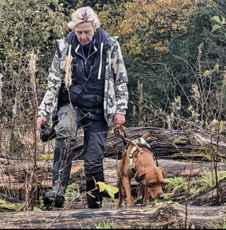 Illustration de l'article : L'intervention héroïque d'une ancienne policière pour sauver un chien pris au piège dans un terrier